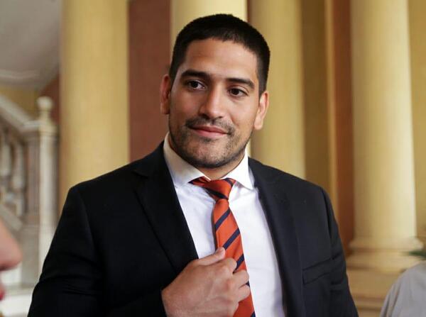 Espínola dice que Peña no tiene liderazgo y por eso no echará a Leite