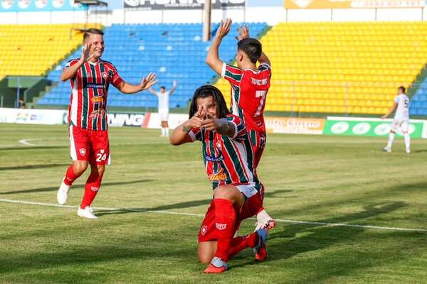 Tembetary remonta con un ‘hat-trick’ de “Chino” Martínez y se sube a la cima - Fútbol de Intermedia - ABC Color
