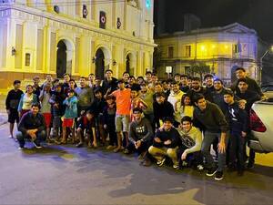 Jóvenes dan cena solidaria a la gente más necesitada