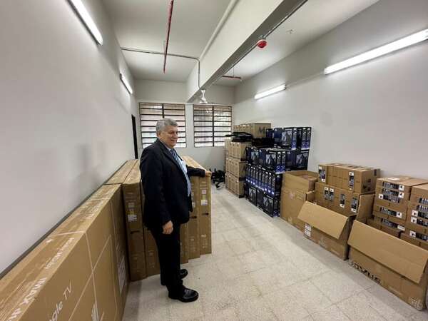 MEC: ¿Qué pasó con las pizarras inteligentes en el CNC? - Nacionales - ABC Color