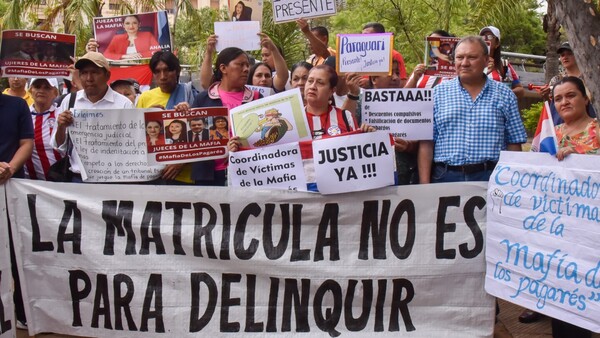 Mafia de pagarés: Víctimas se lanzan contra ministro