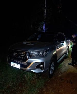 Hallan camioneta de lujo abandonada en Encarnación: Estaría vinculada a red de estafadores electrónicos