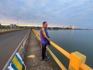 Jornada marcada por el dolor y la fe: Un padre ruega en silencio por encontrar a su hijo desaparecido