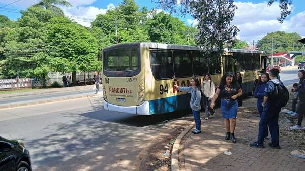 Tras fatal accidente, estudiantes de la UNA exigen la readecuación peatonal de la ruta Mcal. Estigarribia - Nacionales - ABC Color