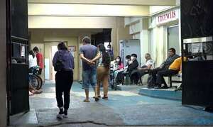 Crisis en hospitales públicos de Paraguay: el drama de una hija ante la falta de insumos y medicamentos - Nacionales - ABC Color