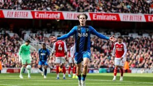 Arsenal tropieza y celebra el City