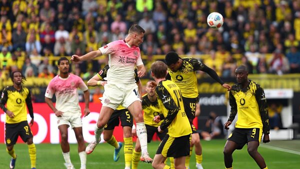 Dortmund desiste en la Bundesliga, el Leverkusen cree en la Champions