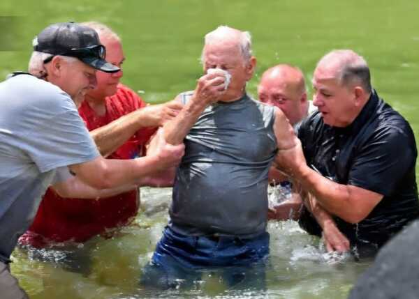 Un hombre de la tercera edad demuestra su fe con este paso importante en su vida