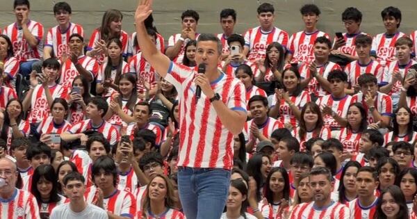 La Nación / Peña oficializó la entrega de 7.594 becas universitarias: “Somos Paraguay, somos gigantes”