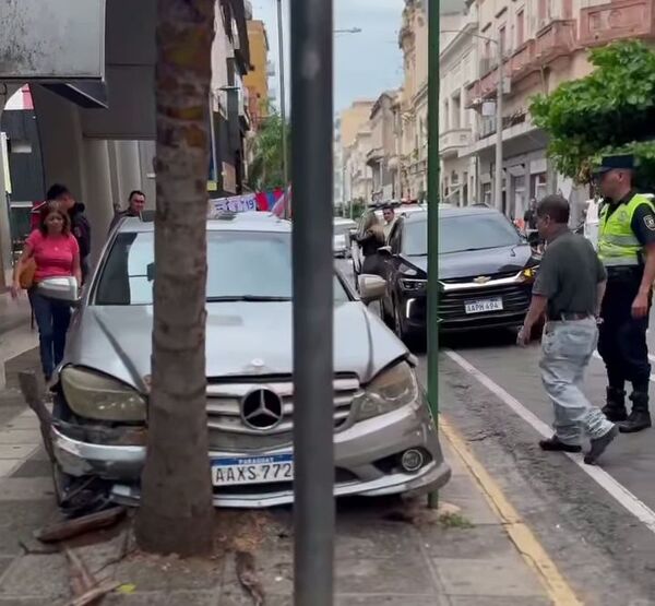 Insólito accidente en el centro de Asunción deja a una mujer herida