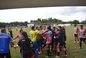 Partido inaugural de la Liga Yacyretá de Ayolas fue suspendido tras incidentes  - Nacionales - ABC Color