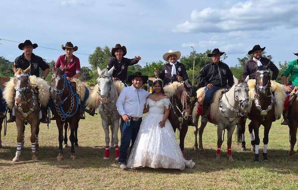 Novios llegan montados a caballo y acompañados por una banda musical a iglesia de Loreto  - Nacionales - ABC Color