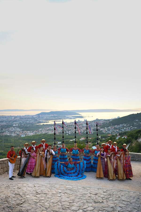 Danza paraguaya: Botelleras y galoperas por el mundo  - ABC Revista - ABC Color