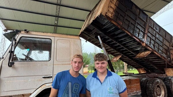 Dos jóvenes abren lavadero para pagar sus estudios universitarios