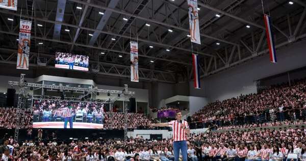 La Nación / Santiago Peña oficializó la entrega de 7.594 becas universitarias
