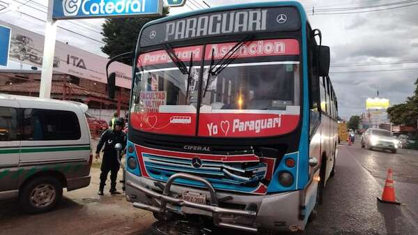 Tres jóvenes motociclistas mueren en accidente de tránsito con un bus en Capiatá - Policiales - ABC Color