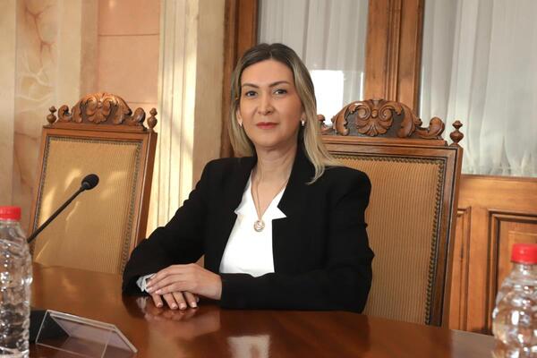 Revelación salarial de ministra profundiza brecha de ingresos con los "comunes"