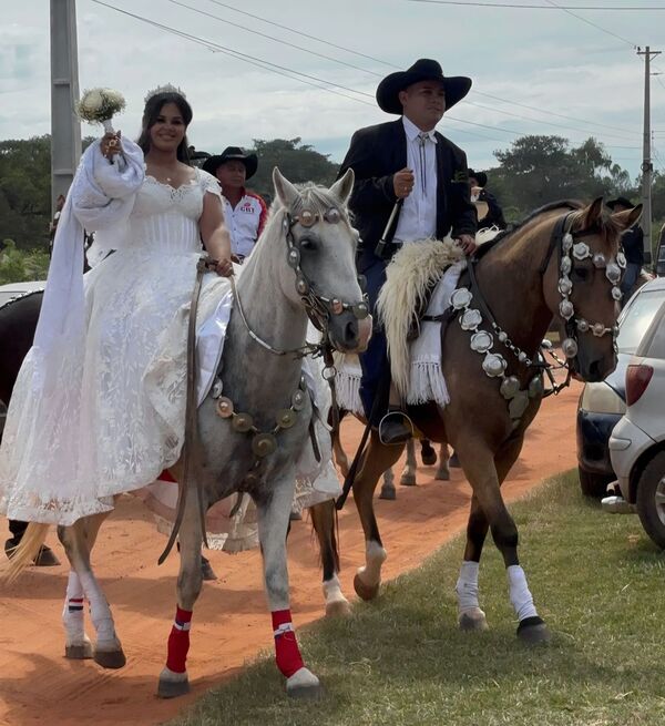 Novios que llegaron a caballo a la iglesia en Loreto causan furor y reavivan tradiciones - Concepción al Día