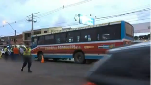 Mueren dos adultos y una adolescente en accidente entre un colectivo y una motocicleta