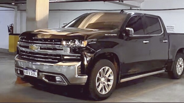 Esposo de exmodelo reclama su camionetaza