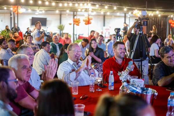 Camilo admite que ANR abandonó a bañadenses y exige a funcionarios cinco votos cada uno  - Política - ABC Color