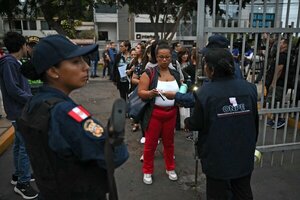 Los peruanos votan por nuevo presidente agotados por el crimen y la convulsión política