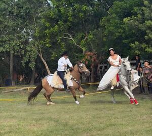 Novios festejan boda con destrezas y talentos en jineteada - Concepción al Día
