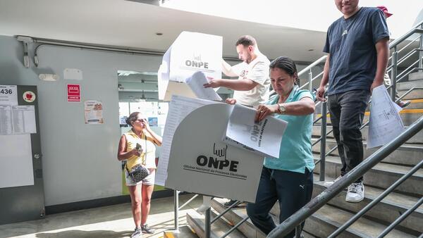 Con retrasos, Perú vota para escoger entre 35 candidatos a su noveno presidente en 10 años