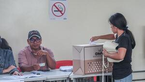 Perú amplía una hora la jornada electoral por retraso para abrir los centros de votación