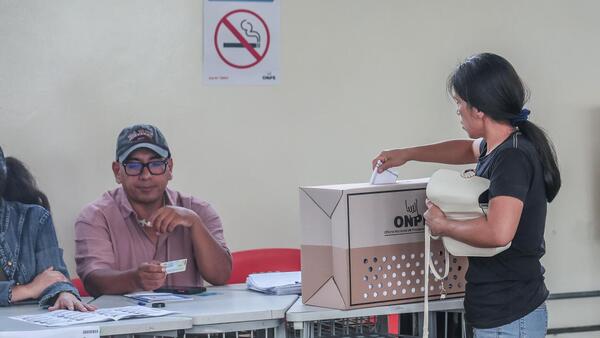 Perú amplía una hora la jornada electoral por retraso para abrir los centros de votación