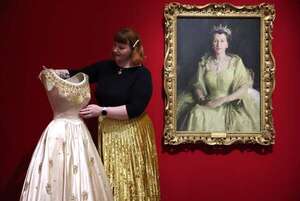 El Palacio de Buckingham abre sus puertas y muestra los más icónicos looks de Isabel II - Gente - ABC Color