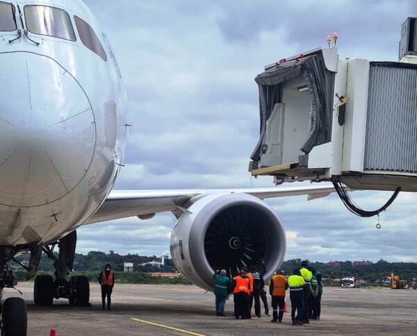 Rayo retrasa vuelo en el Silvio Pettirossi •