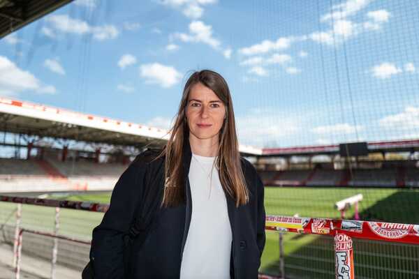 Marie-Louise Eta rompe el techo de cristal: Primera mujer en la historia que asume como entrenadora principal en la Bundesliga.