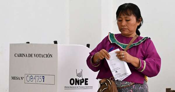 Diario HOY | Agentes y fiscales ingresan al ente electoral de Perú por incidentes que dejaron sin votar a 63.000 personas
