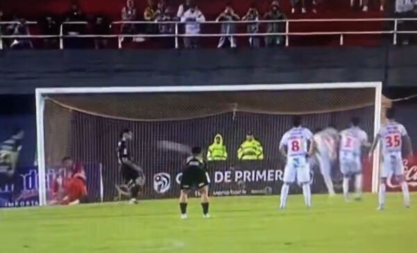 Popular / ¡Insólito gol de Olimpia! ¡Sebas Ferreira falló un penal, pero terminó metiendo de carambola!