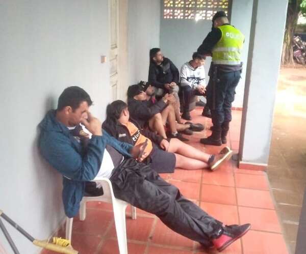 Ocho integrantes de la barra brava de Olimpia detenidos por intentar ingresar ebrios al estadio - ABC en el Este - ABC Color