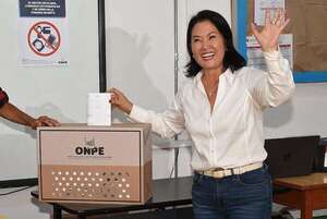 Keiko Fujimori lidera sondeos a boca de urna en convulsas presidenciales de Perú  - Mundo - ABC Color