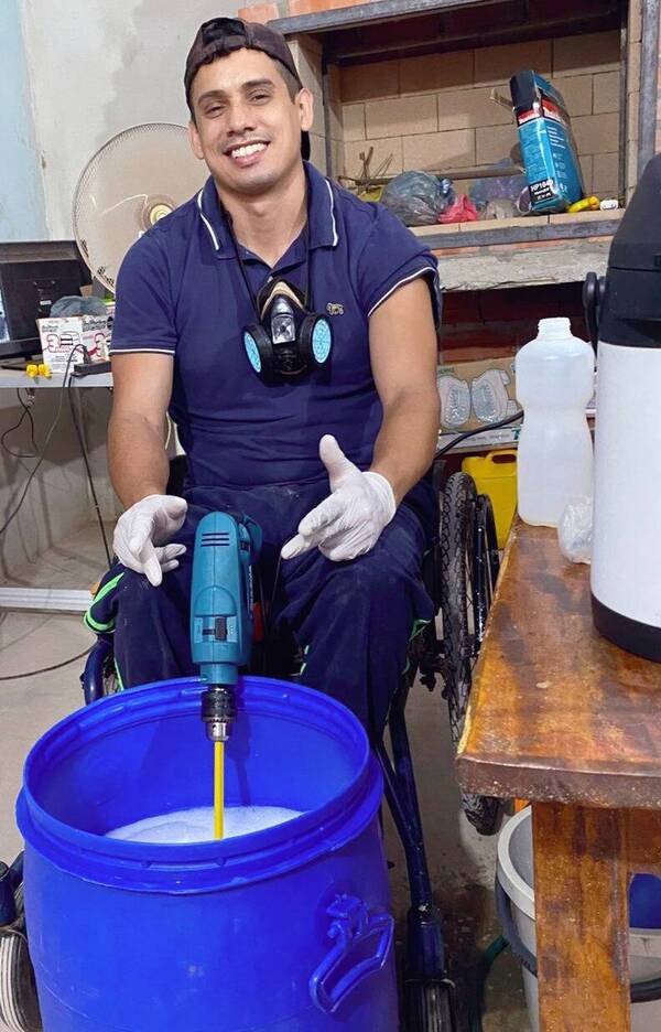 Quedó en silla de ruedas y solo, pero ¡no se rinde!