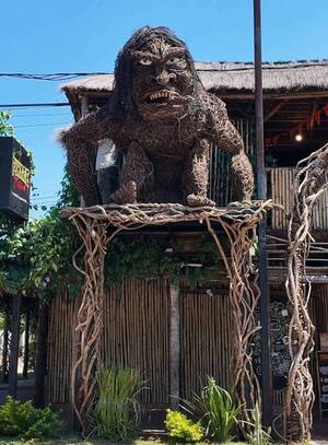 Pombéro recibe a los clientes de un bar luqueño