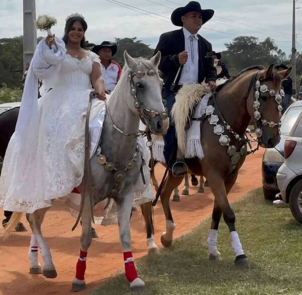 Llegaron a su boda a caballo honrando la tradición de antaño
