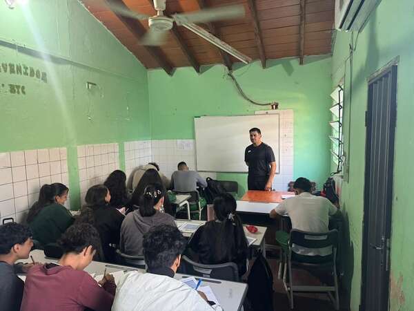 MEC: dan clases en baño desmantelado por falta de aulas en Mariano Roque Alonso - Nacionales - ABC Color
