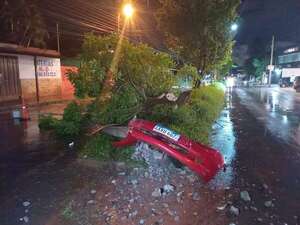 Menor al volante chocó contra columna y árbol en Ñemby - Policiales - ABC Color