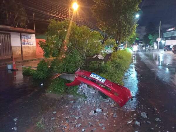 Menor al volante chocó contra columna y árbol en Ñemby - Policiales - ABC Color