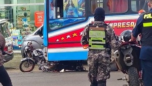 Colisión entre bus y motocicleta se cobra la vida de tres jóvenes en Capiatá