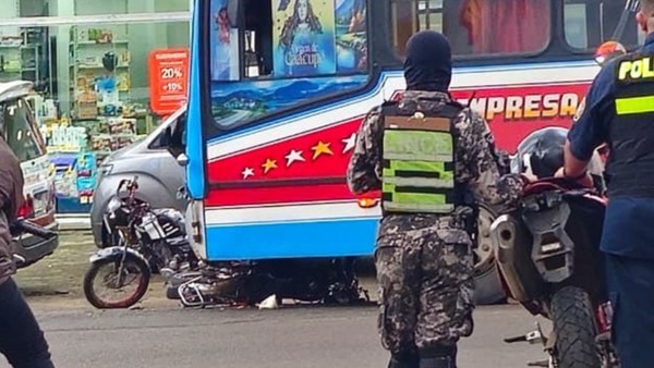 Colisión entre bus y motocicleta se cobra la vida de tres jóvenes en Capiatá