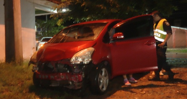 Adolescente choca contra una columna y un árbol en Ñemby | Unicanal