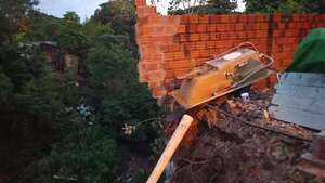 Derrumbe de muro en el arroyo Ferreira deja a familias en riesgo tras intensas lluvias - Nacionales - ABC Color