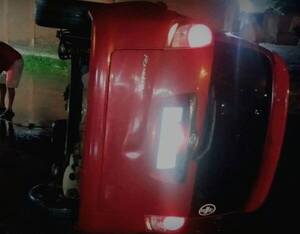 Una menor chocó un árbol, se estrelló contra columna y terminó en vuelco