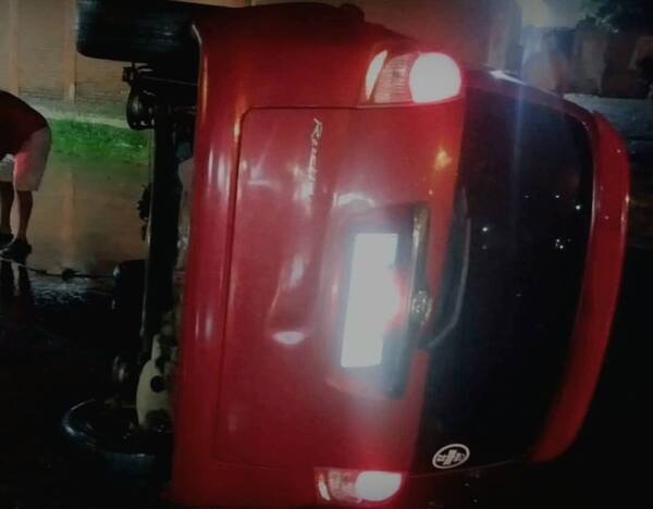 Una menor chocó un árbol, se estrelló contra columna y terminó en vuelco