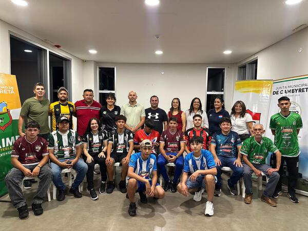 Municipalidad de Cambyretá impulsa el deporte con entrega de indumentarias a clubes locales